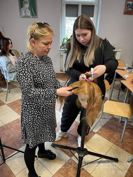 Staż dla uczniów fryzjerstwa w Nietążkowie